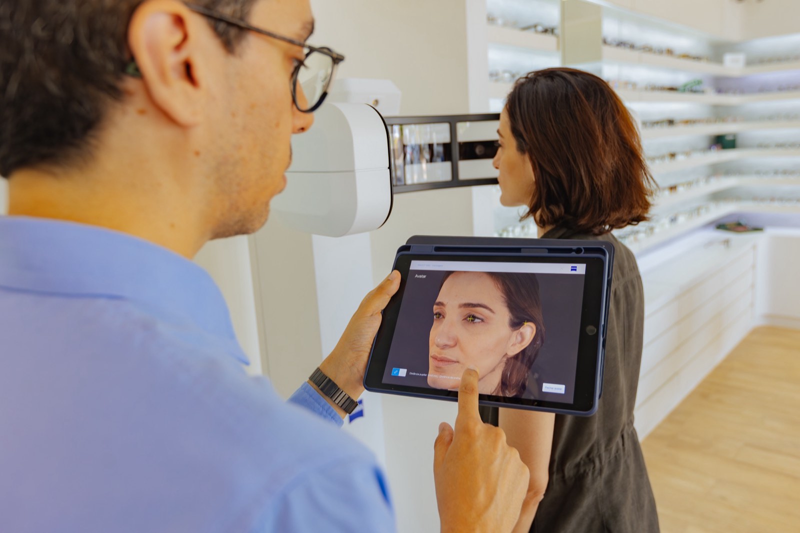 Equipamento Visufit para medição digital de lentes na Zeiss Vision Center Bauru